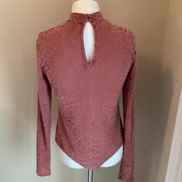 NWT Guess Rose Colored Long Sleeved Patterned Bodysuit Size Medium - Picture 4 of 4